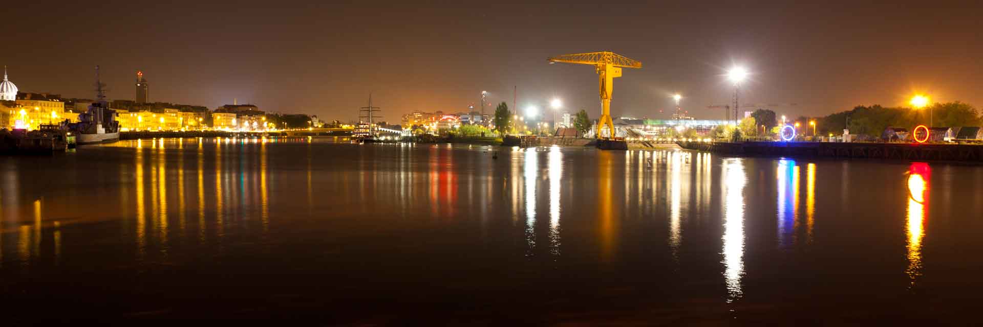 La grue jaune et le Hangar à Bananes à Nantes la nuit