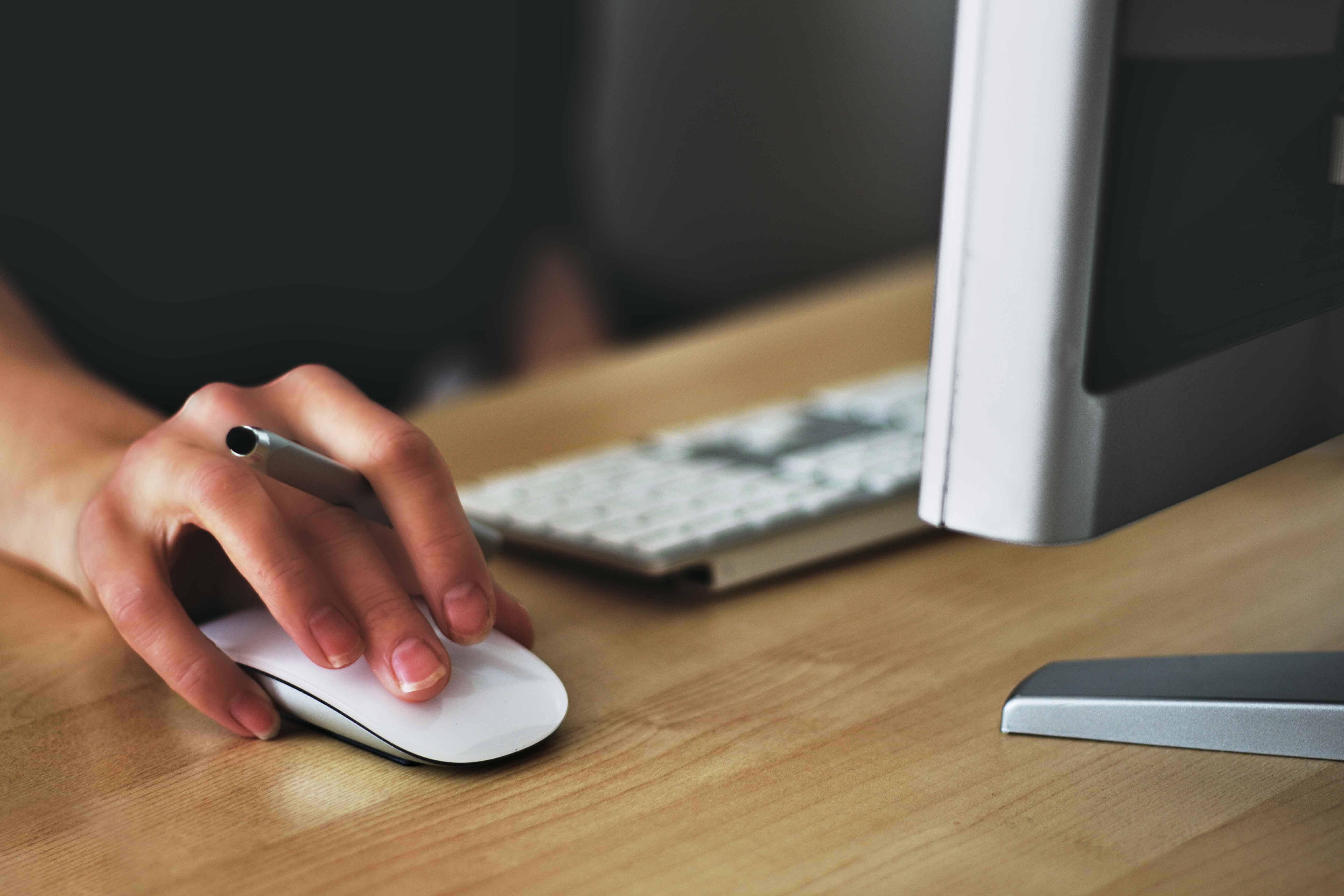 femme travaillant sur son mac