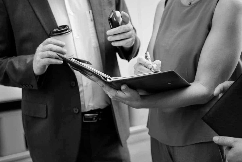 collègues discutant sur l'intérim